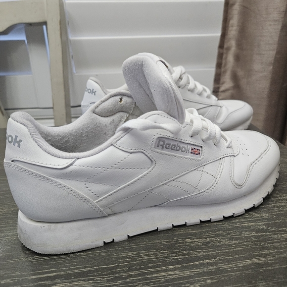 Reebok Classic White Sneakers. Size 9.5 Shoes. Casual - Picture 5 of 6